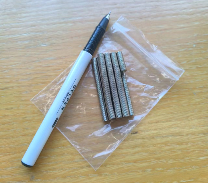 振动传感器为什么有个磁铁？作用是什么？